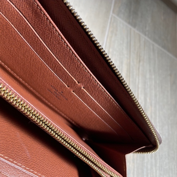 LOUIS VUITTON Brown Monogram Zippy Organizer Wallet - Picture 11 of 11